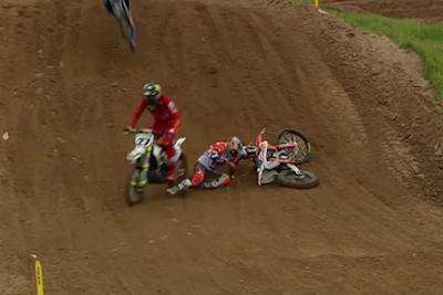 Arminas Jasikonis kann nicht mehr ausweichen und überrollt den rechten Fuß von Herlings