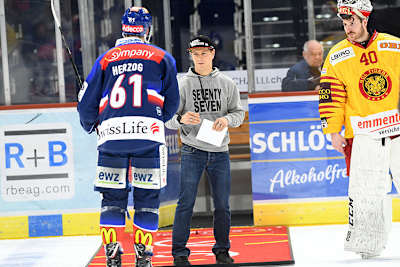 Domi Aegerter mit Herzog (ZSC) und Goalie Caggia (Langnau)