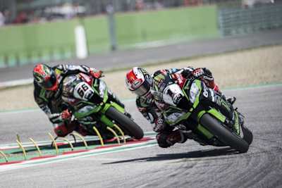 Kann Tom Sykes auch 2017 in Donington Park gewinnen? Jonathan Rea (1) will das verhindern