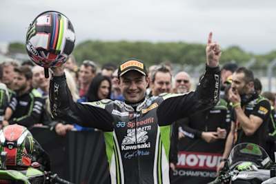 Großer Jubel: Leon Haslam fährt mit einer privaten Kawasaki auf Platz 2