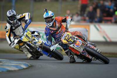 Bernd Hiemer (vorne) und Lukas Höllbacher führen die Supermoto-DM nach der ersten Veranstaltung punktgleich an  