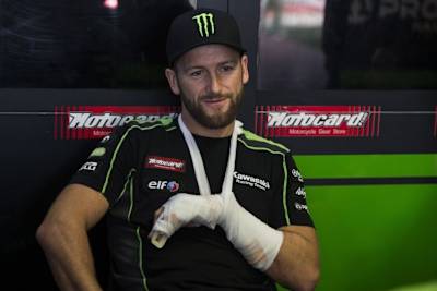 Mit diesem Verband kann Tom Sykes keine Rennen fahren 