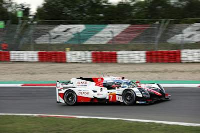 Der Toyota TS050 Hybrid mit Mike Conway, Kamui Kobayashi und José María López