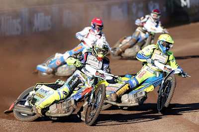 Chris Holder (vorne) kehrt nach einer Verletzungspause zurück