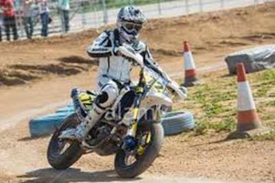 Supermoto-Spezialist Lukas Höllbacher auf Husqvarna