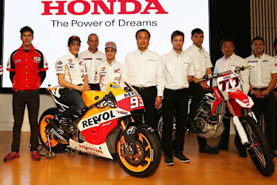 Die HRC-Präsentation in Japan: Max Nagl (4. v. re.) mit den MotoGP-Stars Marc Márquez und Dani Pedrosa sowie Rallye-Pilot Joan Barreda (li.)