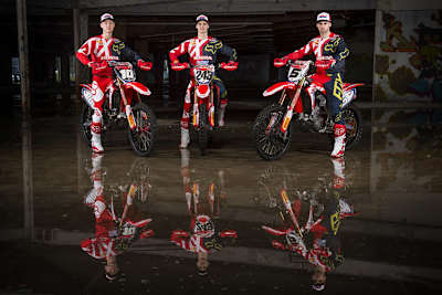 Angeschlagen: Calvin Vlaanderen (10) mit den Verletzten Tim Gajser und Brian Bogers (5)