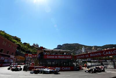 Im Grand Prix Cafe kann man neben vorbeibrausenden Autos zu Mittag essen