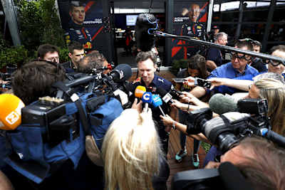Christian Horner am Kommandostand von Red Bull Racing