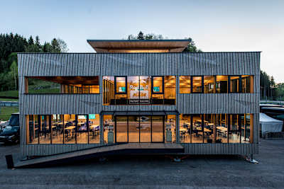 Das Red Bull KTM-Holzhaus