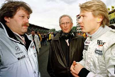 Jürgen Hubbert (Mitte) mit Norbert Haug und Mika Häkkinen