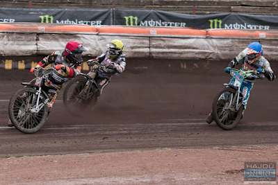 Kai Huckenbeck (rot) hät Ausschau nach Valentin Grobauer (blau)