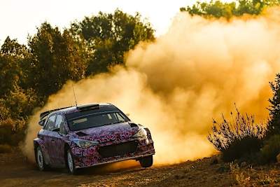 Der neue Hyundai i20 WRC beim letzten Schottertest