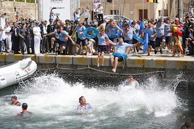 Das Bad des Siegerteams im Meer ist auf Sardinien Pflicht