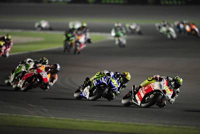 Katar: Andrea Iannone (29) hält sich hier noch vor Rossi und Pedrosa