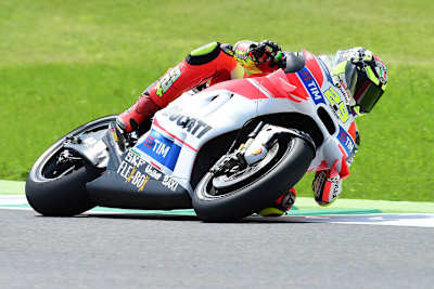 Andrea Iannone lag mit der Ducati knapp vor Honda-Pilot Marc Márquez