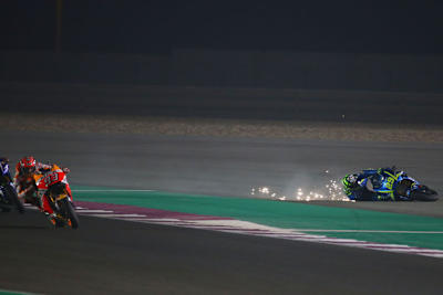 Andrea Iannone stürzt, Márquez ist erleichtert