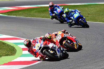 Andrea Iannone vor Dani Pedrosa in Mugello