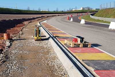 Unter anderem müssen die Bordsteine lackiert werden