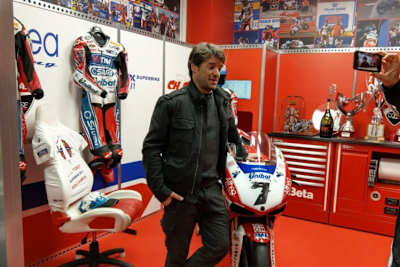 Carlos Checa mit seinem Weltmeister-Motorrad von 2011