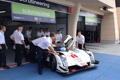 Der neu aufgebaute #1 Audi passiert am Samstagmorgen die technische Abnahme in Bahrain