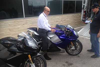 Dorna-CEO Carmelo Ezpeleta auf dem E-Bike von «Lightning Motorcycles» 