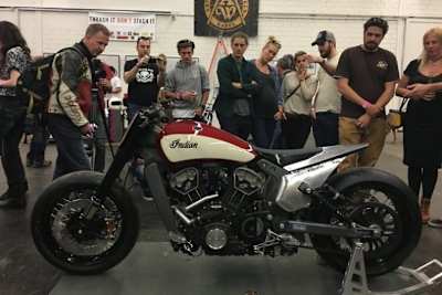 Kritische Blicke des Publikums an der Art & Wheels in Basel