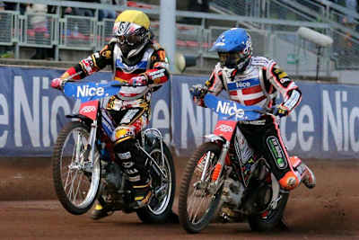 Michael Härtel (li.) im Kampf mit Niels-Kristian Iversen