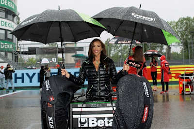 Der Regen sorgt für eine neue Aufgabe für die Grid Girls