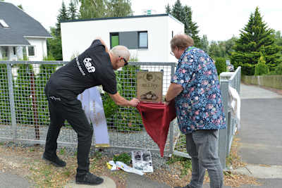 Bernd Fischer und Tim Clinton brachten die Gedenktafel für Bill Ivy an