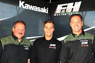 Henry Jacobi (mitte) fühlt sich bei F&H Kawasaki gut aufgehoben