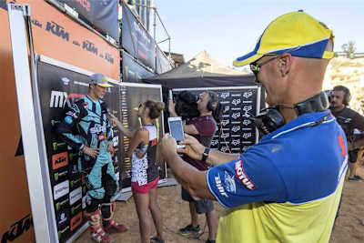 Stefan Everts hält das erste Podiumsinterview seines Schützlings Jasikonis fest