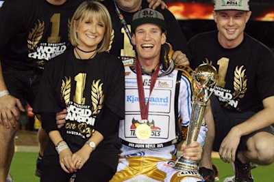 Jason Doyle mit seinen Ärzten in Barcelona