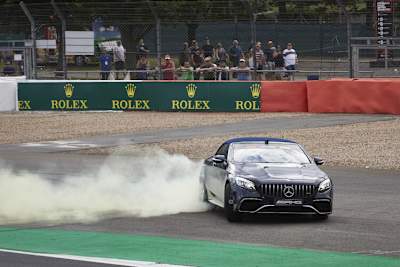Lewis Hamilton baut auch Donuts ein