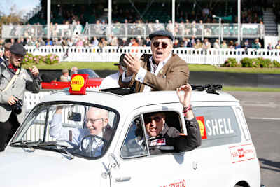 Der siebenfache Motorrad-Weltmeister und Formel-1-Champion von 1964 kam in einem klassischen Fiat 500-Van an