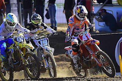 Thomas Kjer-Olsen (19) gewinnt den Großen Preis von Lettland vor Pauls Jonass (41), Jeremy Seewer (91) fällt im zweiten Lauf nach zwei Stürzen aus