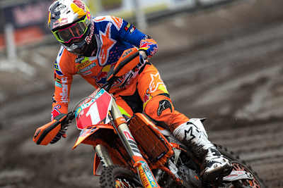 Pauls Jonass gewinnt den ersten Lauf im kalten Sand von Valkenswaard