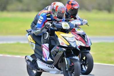 Gareth Jones (vorne) kann auch Roller