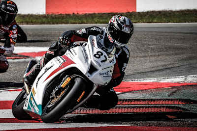 Gareth Jones unterwegs auf der Kawasaki von Luca Grünwald