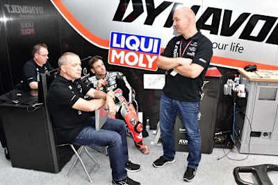 Jürgen Lingg (stehend) mit Sandro Cortese