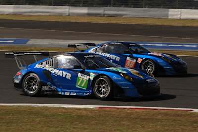 Zwei Porsche 911 aus der GTE-Klasse in den Farben von Felbermayr