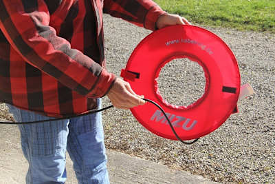 Einfach lassen sich Kabel, Schläuche und dergleichen aufrollen mit dem Kabelring