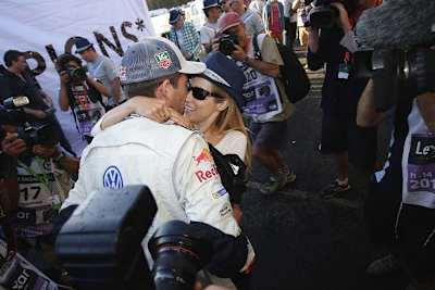 Ein Herz und eine Seele: Sébastien Ogier umarmt seine Frau Andrea Kaiser