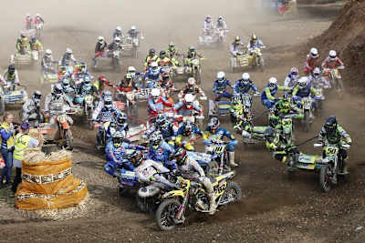 Zweiter Start in Kamp-Lintfort: Bax/Stupelis (82), Sanders/Kunnas (rechts daneben), Hofmann/Dörig (50), Kolencik/Hejhal (11), Peter/Zatloukal (daneben), Janecke/Bothur und Walter/Vonbun (dahinter), Clohse/Strauss (30), Müller/Hofmeier (354)