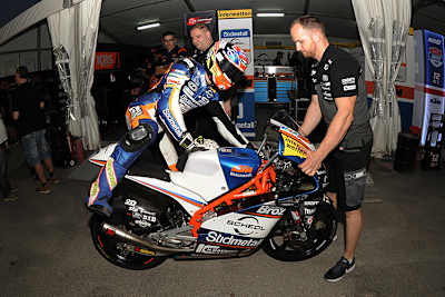 Philipp Öttl in Katar am Zelt von Südmetall Schedl GP Racing