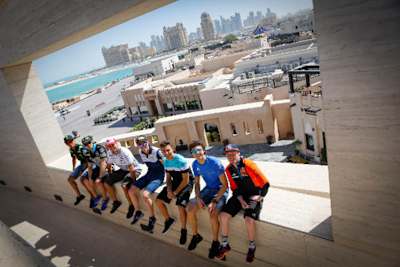 Das Meer im Hintergrund, von rechts: Smith, Baldassarri, Bastianini, Ranat, Abraham, Lüthi und Syahrin in Doha