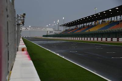 Losail Circuit, Samstag 17.15 Uhr: Es wird dunkel, die Fahrbahn ist nass