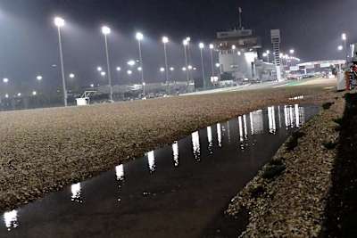 Losail Circuit: Neben der Strecke sammelte sich das Wasser zentimetertief
