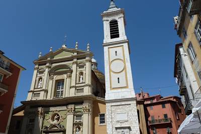 Vor der Kathedrale Sainte-Réparate von Nizza