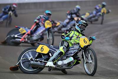 Edward Kennett (vorne) gehört zum starken britischen Team